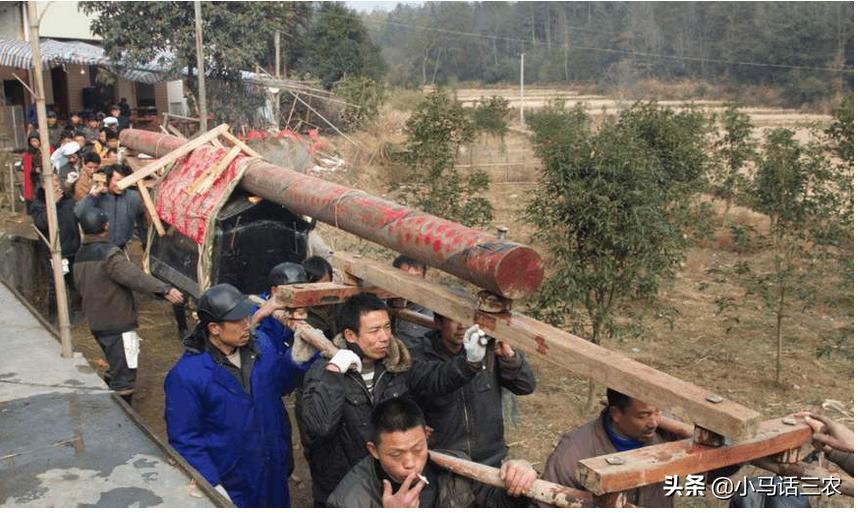 开车遇到丧葬车队怎么做,农村路上抬棺有什么讲究吗