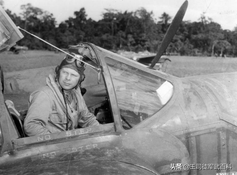 军人把女友照片放兜里视频,军人把女朋友照片放头盔