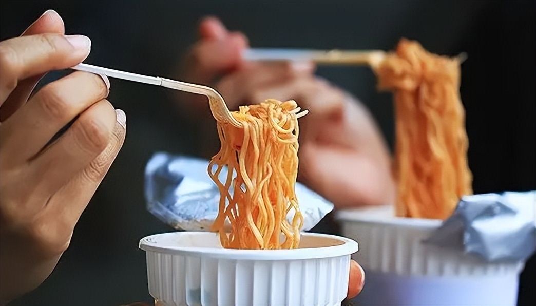 出国自备方便面,出国乘坐飞机可以带方便面吗