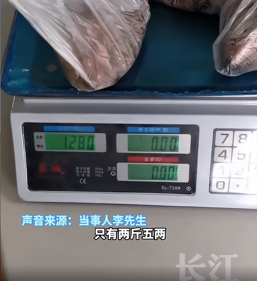 男子买四个烤红薯，摊贩大妈说4斤重收35元，回家一过秤只有2.5斤