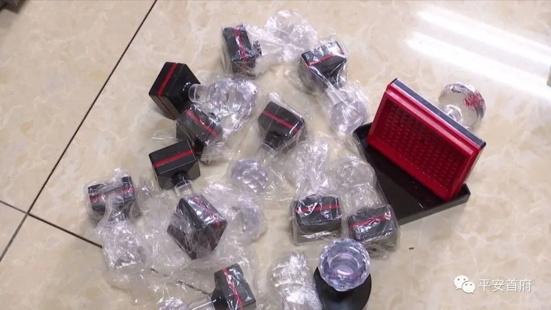 “家族式”制贩*证假**假章伪造的国家机关及企业事业单位印章三百余枚一家人全被抓