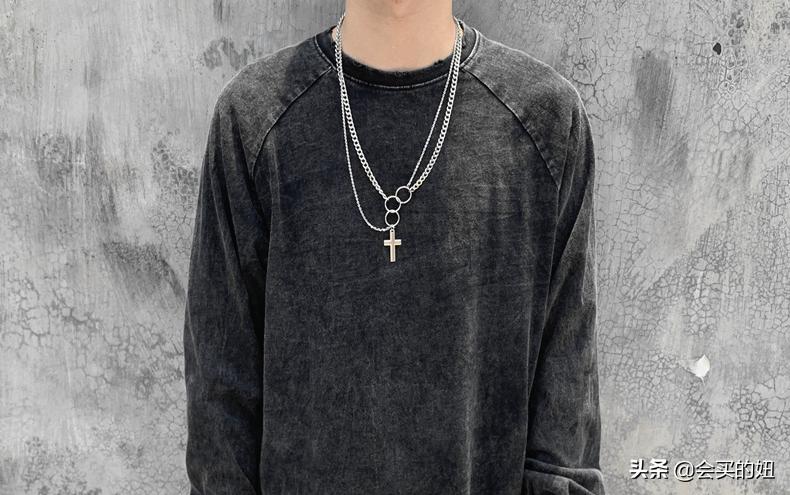 中年男人戴什么配饰不油腻,中年男士最显示气质的配饰