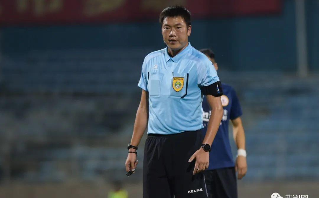 中超vs申花裁判视频,中超裁判甘树然执法视频