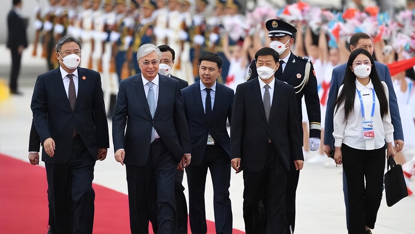 这国总统狂秀中文！有多少中国校友在外国当总统？