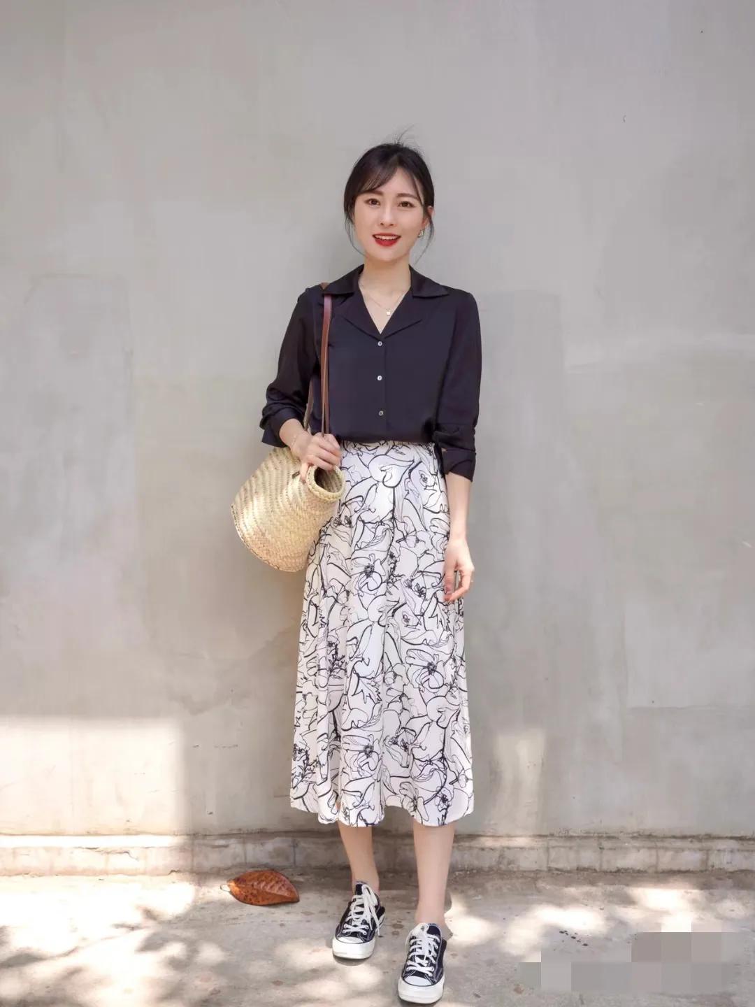 衬衫半裙如何搭配优雅时髦,穿白衬衣配半裙优雅大气又温柔
