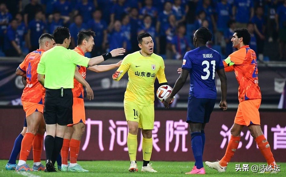 气愤又心酸！裁判无视泰山：2度致命改判，落寞中超贵族声嘶力竭