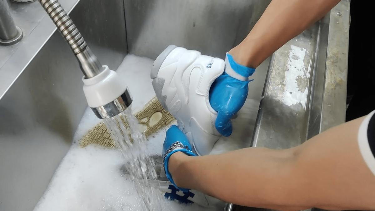 大三学生给同学洗鞋2个月赚8万,大三给同学洗鞋8万