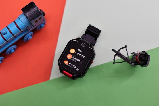 华为儿童手表5XPro深度体验：可翻转、可摘取屏幕，玩法更有趣