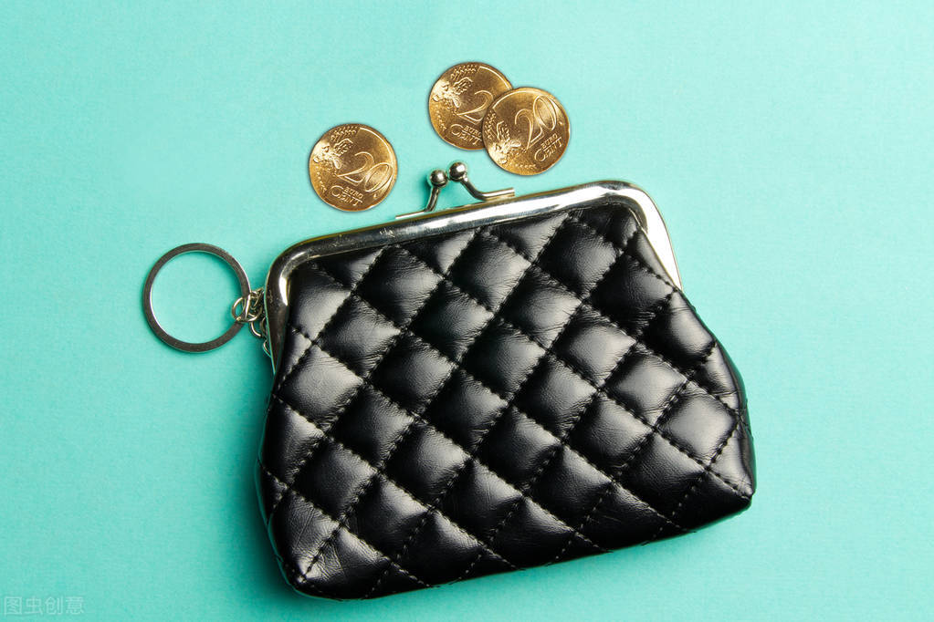 女生必备的几种款式包包,有什么方法增加包包的时尚感