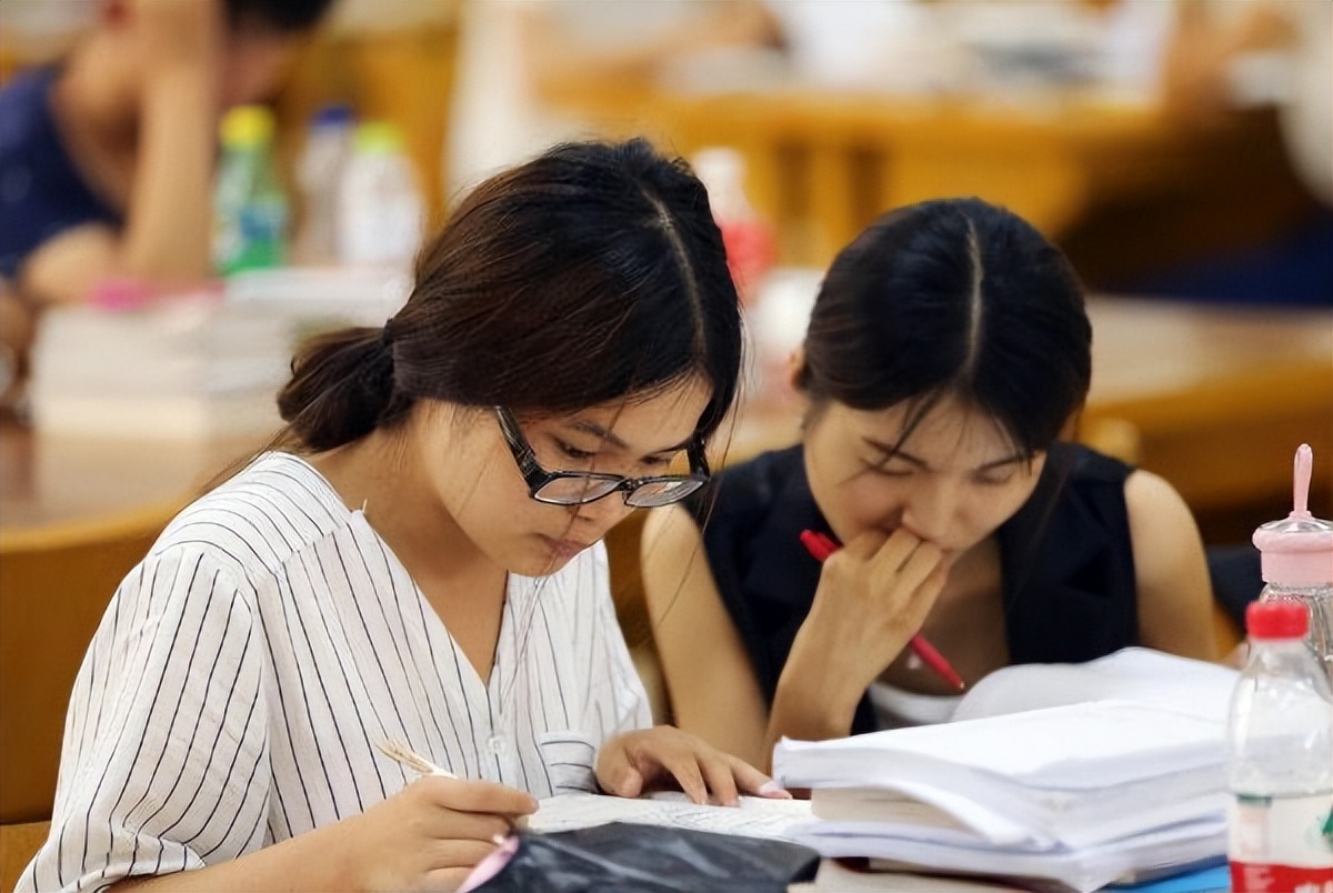 未来十年女生好就业的专业，前景好且收入高，家有女生可多留意