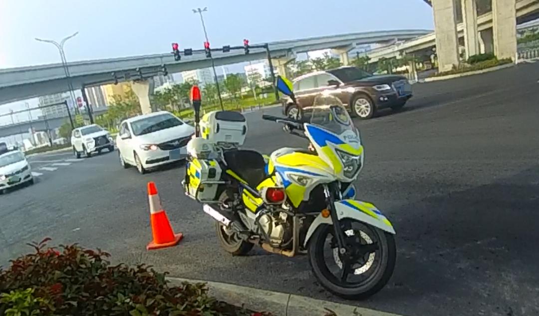 女市民肾结石发作交警紧急送医,女子路上肾结石肚子疼