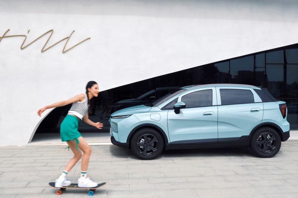 上板，去发光！7万元的“电滑板”——几何E萤火虫带你玩转高端局