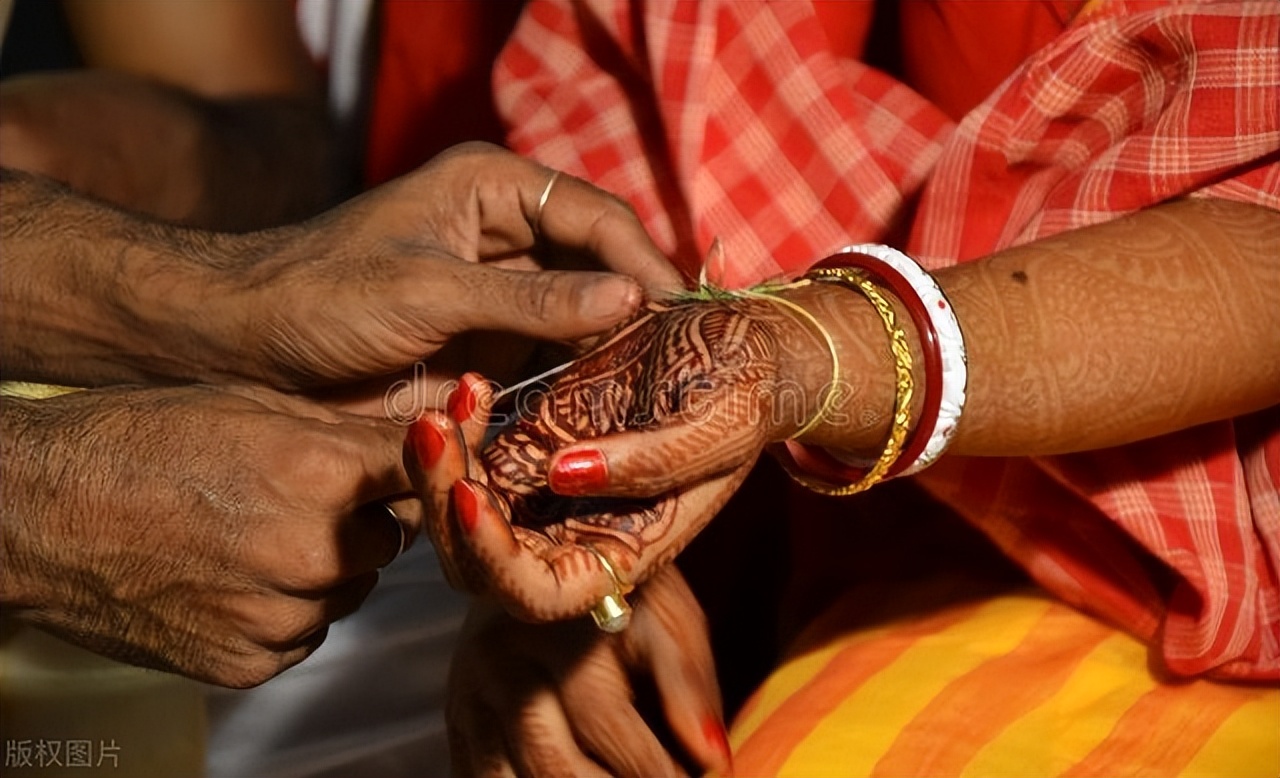 船到孟加拉，当地人送女儿给船员的婚俗要不得，船员善举让人感动