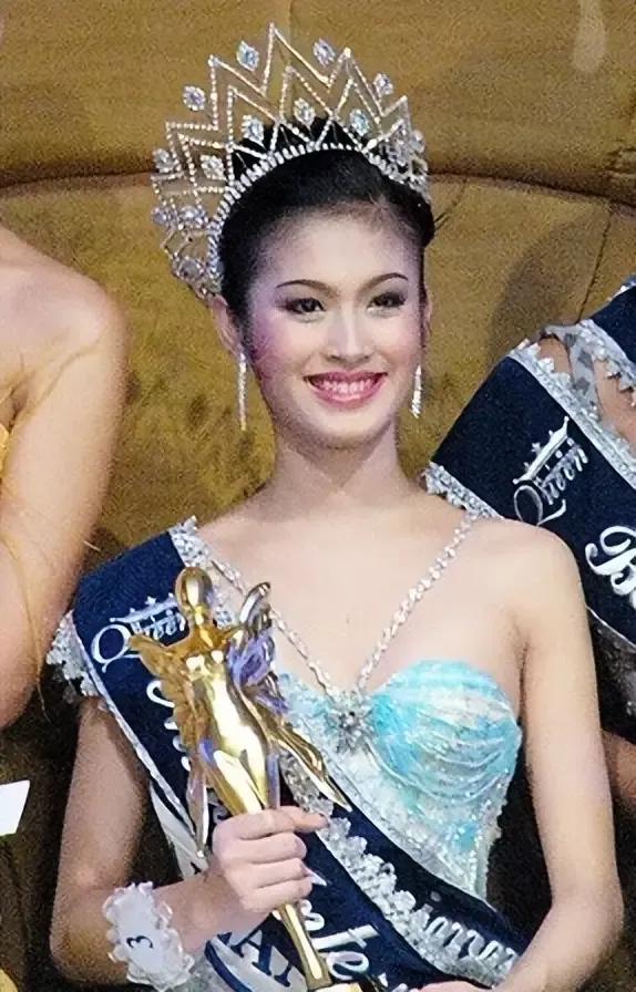 泰国变性第一女星宝儿日常穿搭,泰国变性艺人宝儿现状