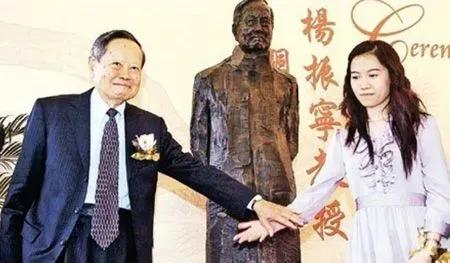 杨振宁今年100岁翁帆多少岁,翁帆不嫌弃杨振宁老年味吗