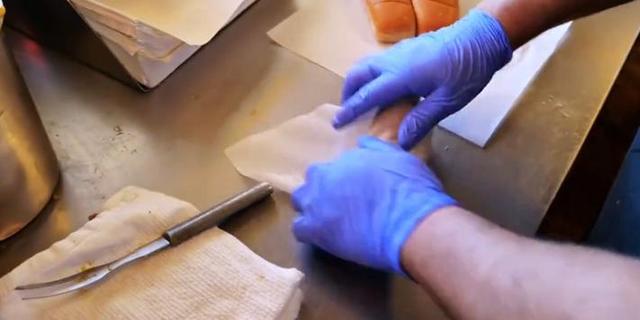 芝加哥街头最好吃的热狗，大香肠配上黄芥末，吃起来相当过瘾