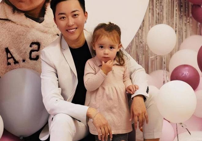 吉林女子自己试管生孩子,女子斥巨资生混血女儿新闻