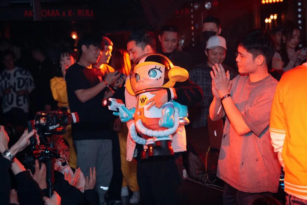 六位数玩偶、30万的AJ，免费送MOLLY，这家潮流店“很来事”