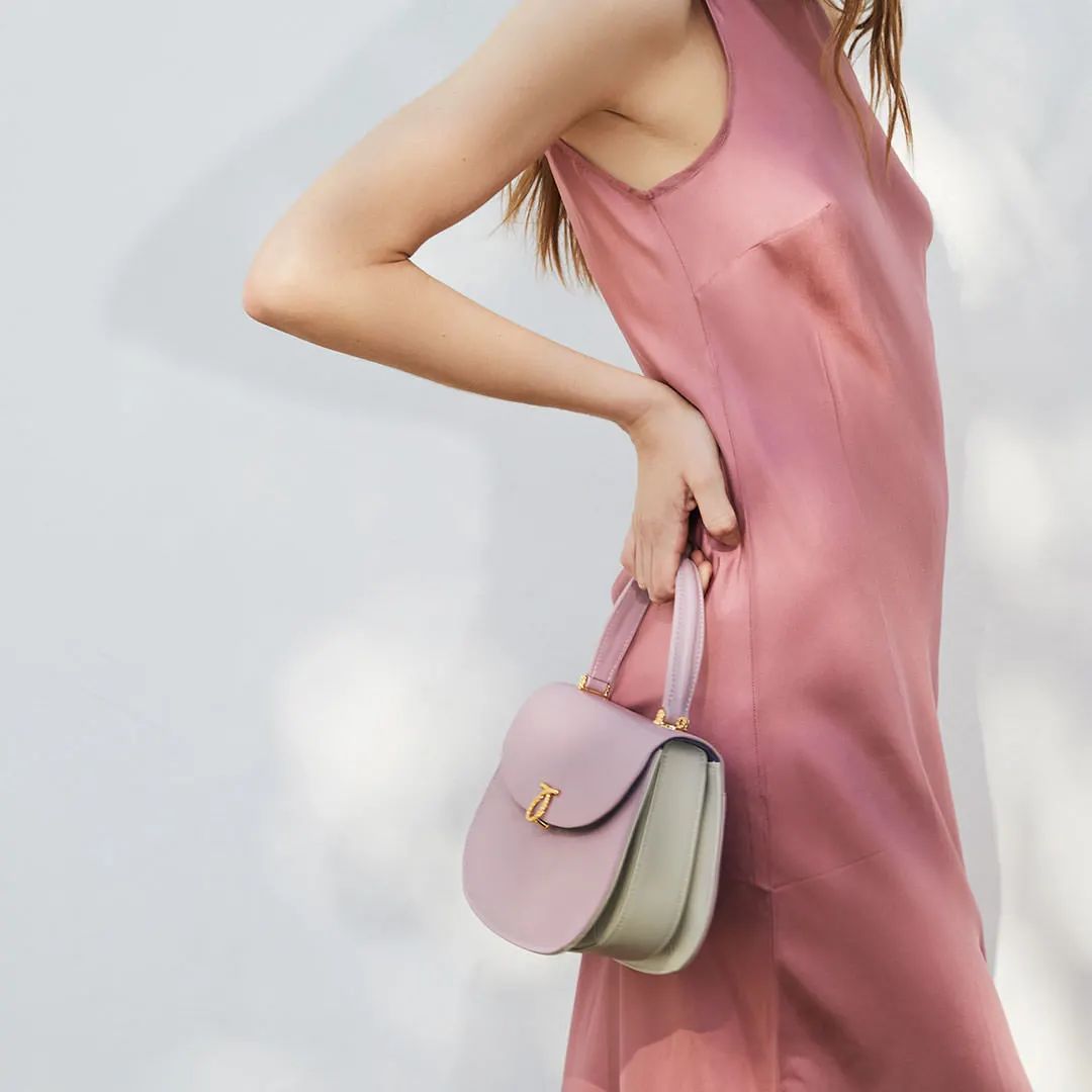 英国女王背爱马仕,英国女王背的香奈儿包包