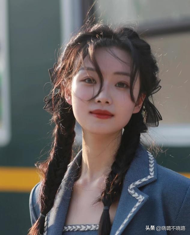 扎丸子头又好看又简单中长发,丸子头扎发简单减龄