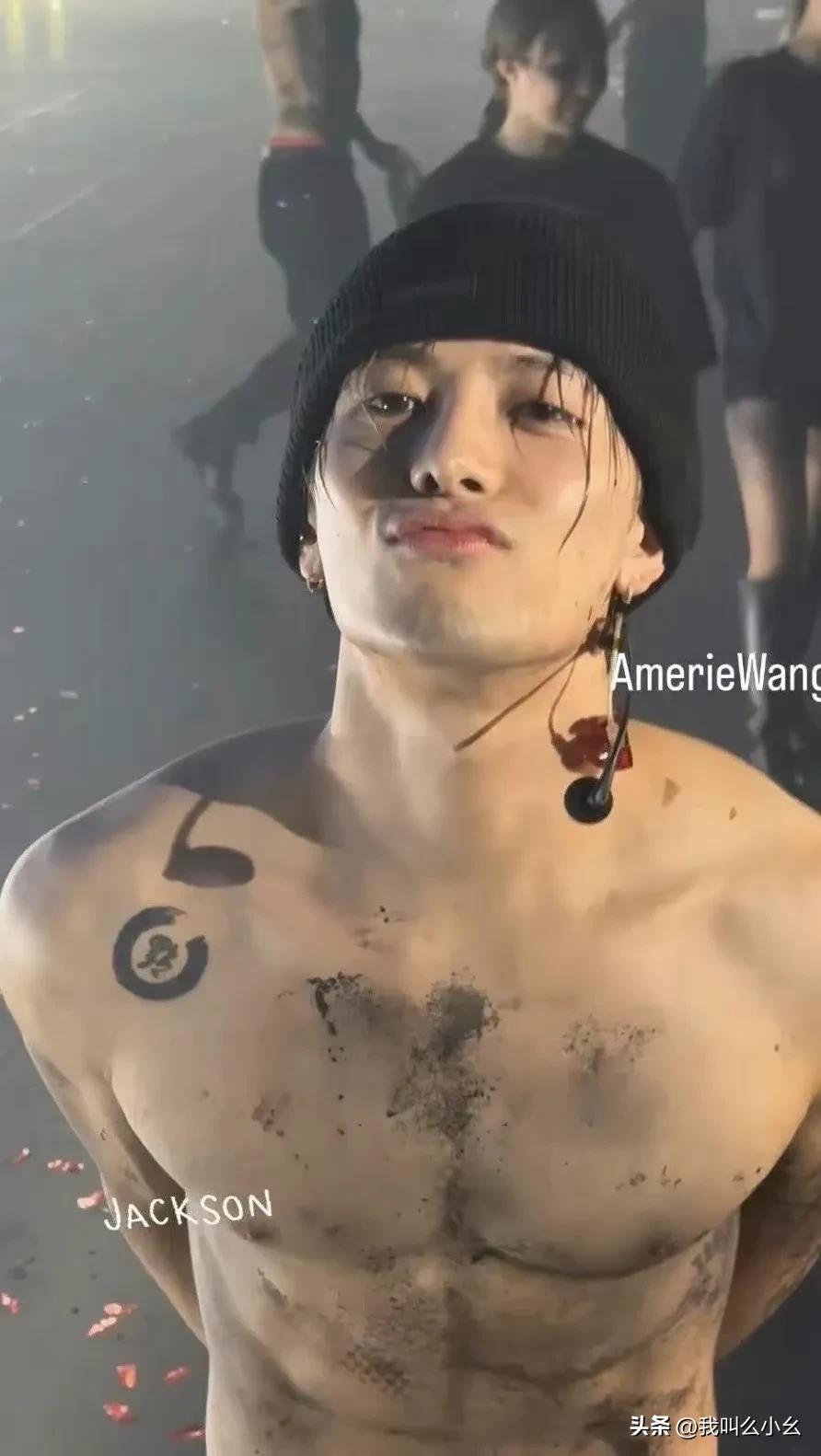 王嘉尔泰国演唱会与粉丝大尺度互动，现在的畸形追星到底有何意义