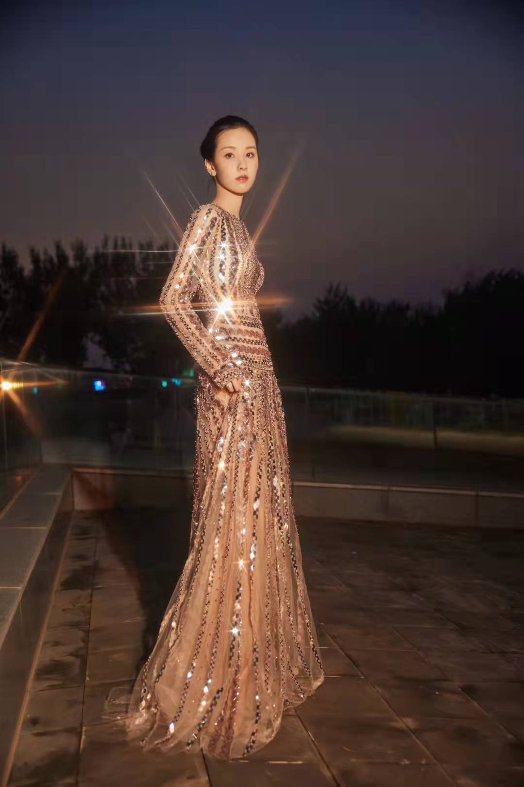 陈都灵露腰黑裙造型好美,陈都灵轻熟风造型