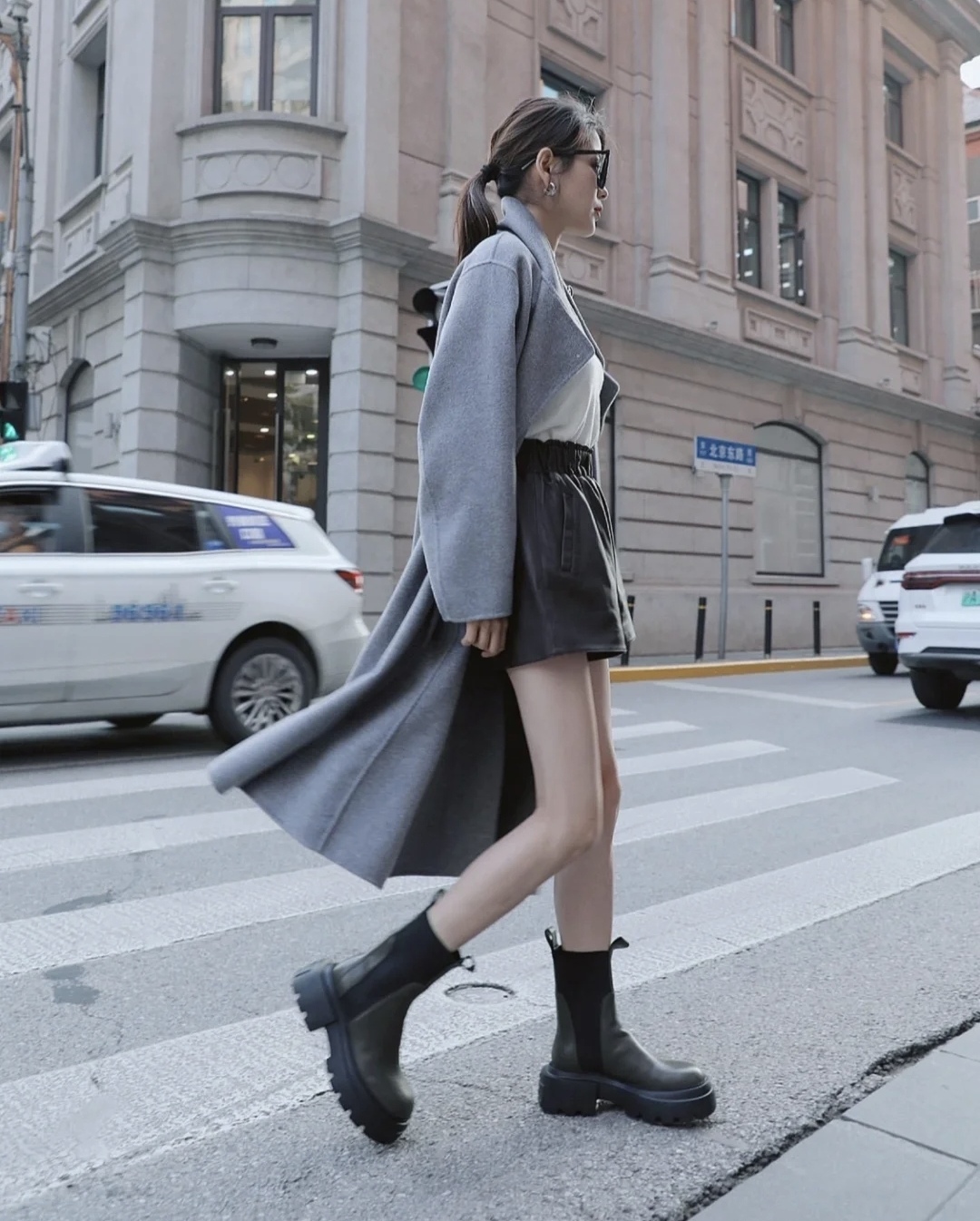 流行的靴子搭配什么衣服图片,中长靴子穿衣搭配图片2020秋冬