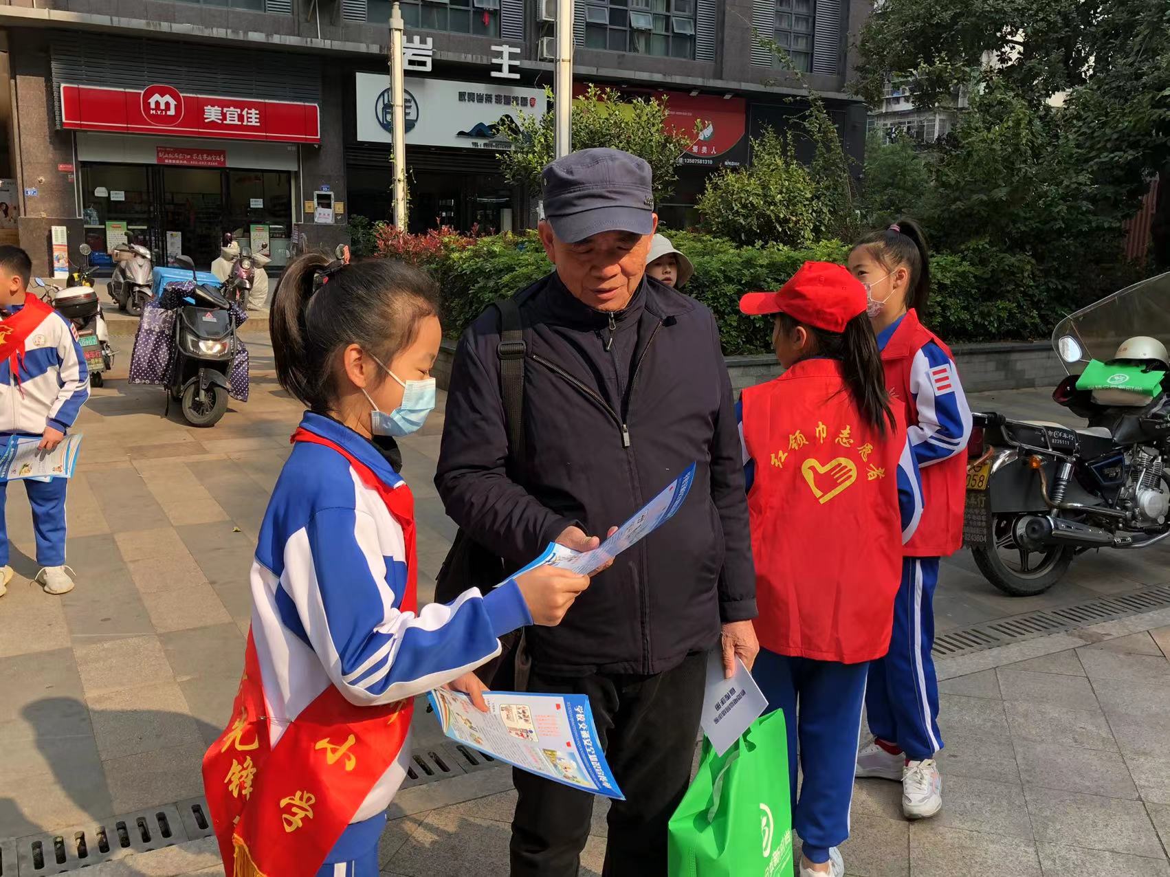 三年级文明创建我先行,文明交通我先行主题宣传