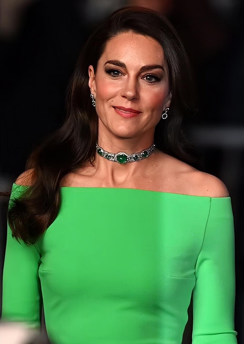 凯特罕见高调穿紫绿撞色显高贵,凯特黄裙露面照