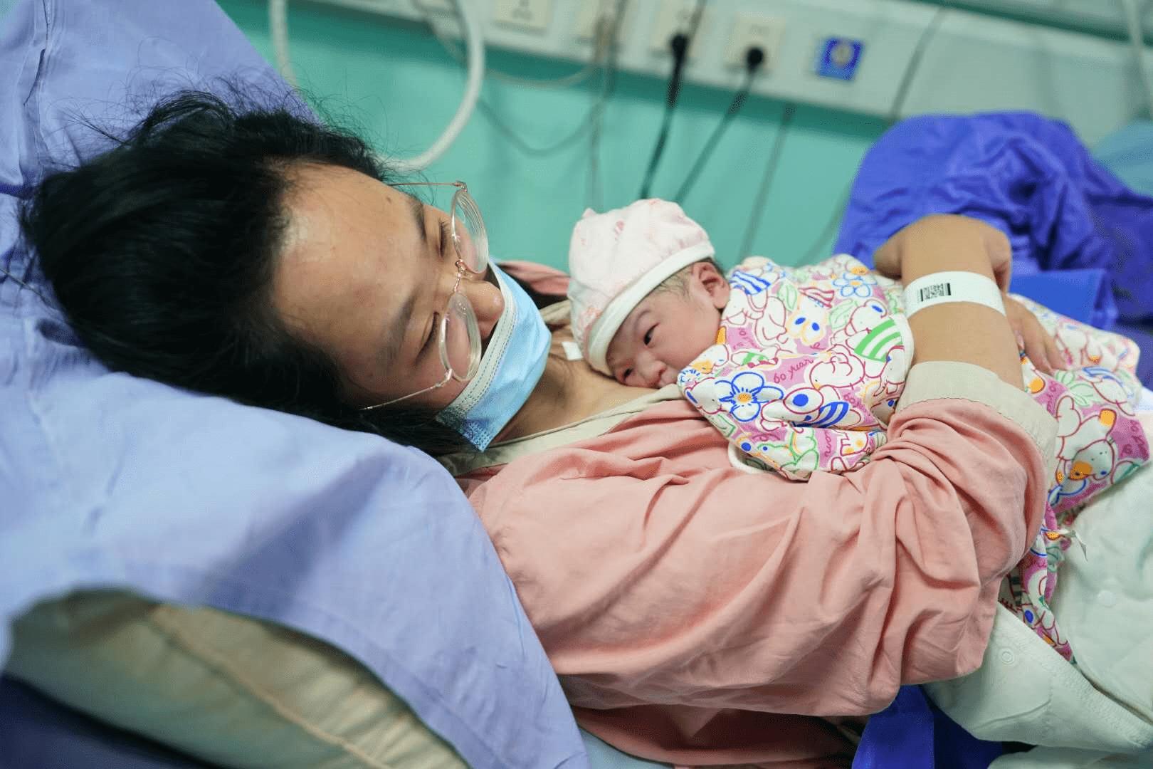 为什么宝宝一吃母乳就想睡觉，放在床上一会儿又醒来？原因太暖心