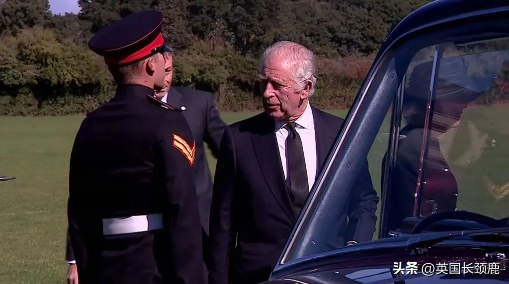 等待时间超14小时-官方叫停瞻仰队伍！威廉哈里为女王守夜