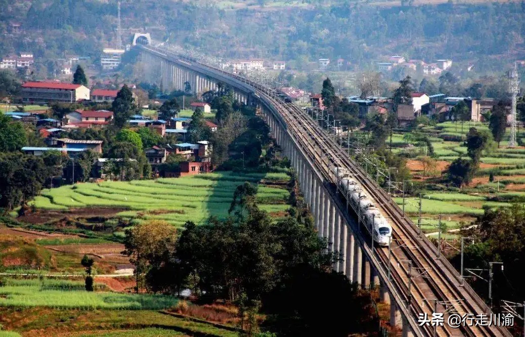 四川正在修建的铁路,一条废弃的铁路穿过城市