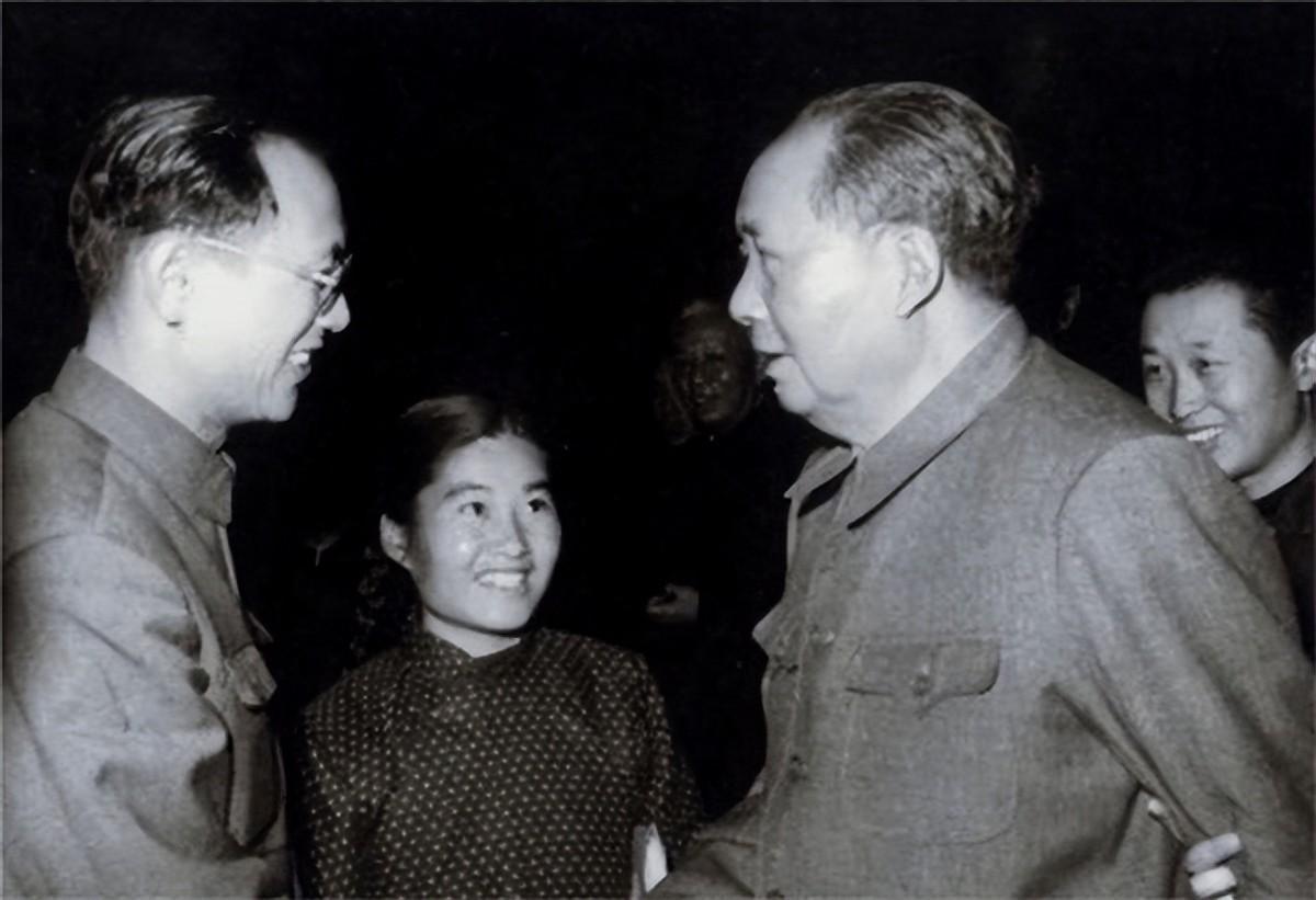 罗稷南问毛主席“鲁迅还活着会怎样”，主席短暂思索：有2种结局