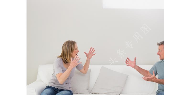 年年过生日女儿都迟到,今年我去接她,到门口后我愣了,默默离开