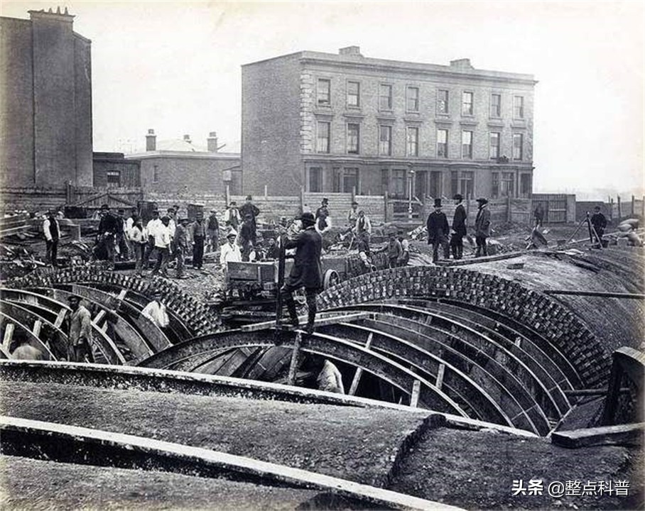 为什么工人往水泥加糖,白糖能阻止水泥硬化这是真的吗