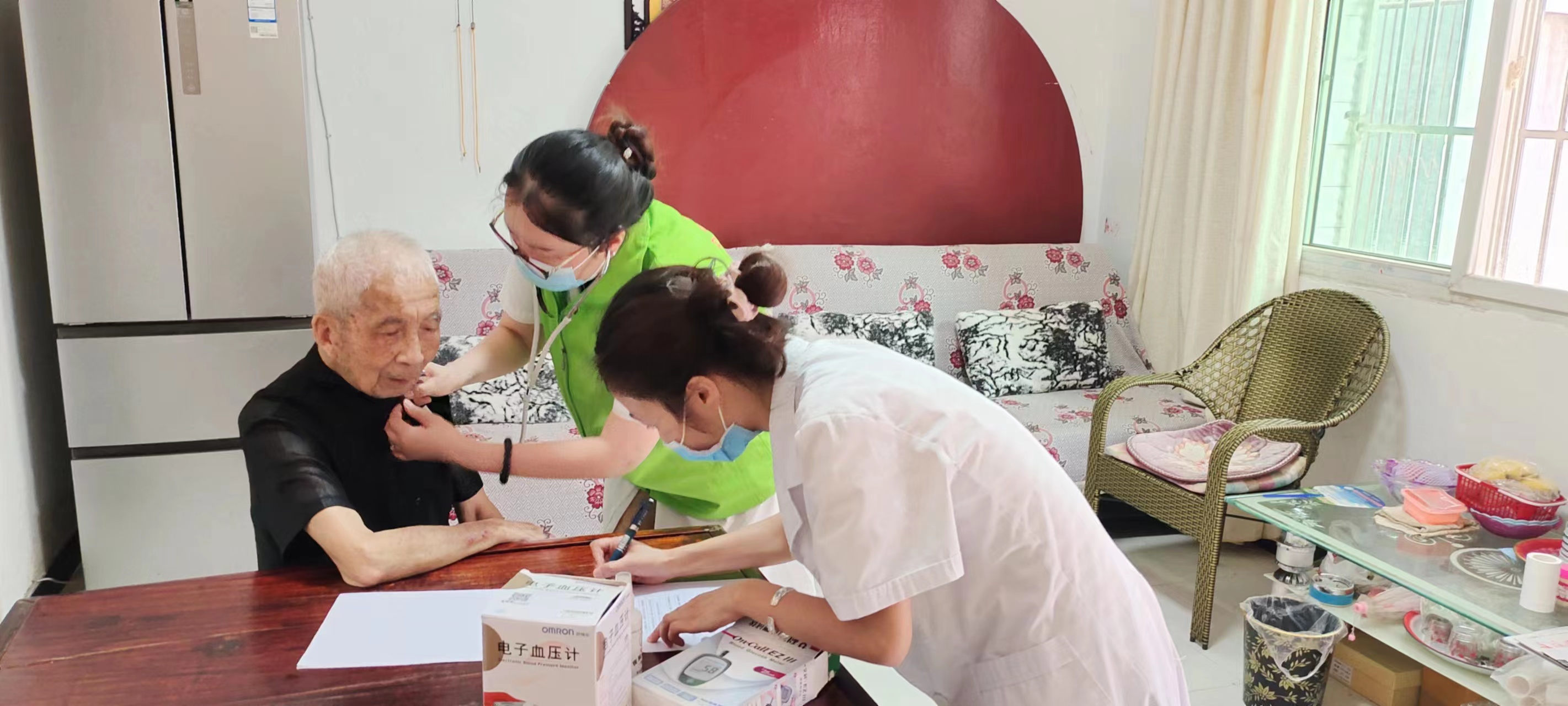 医护人员守护居民健康,绵竹医护工作者