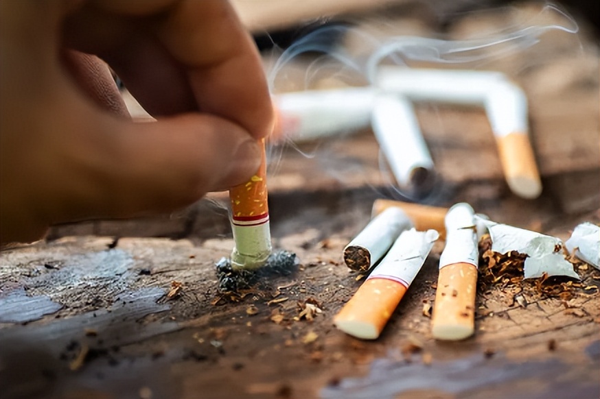 长期吸烟的人不宜抽烟,经常烟不离手