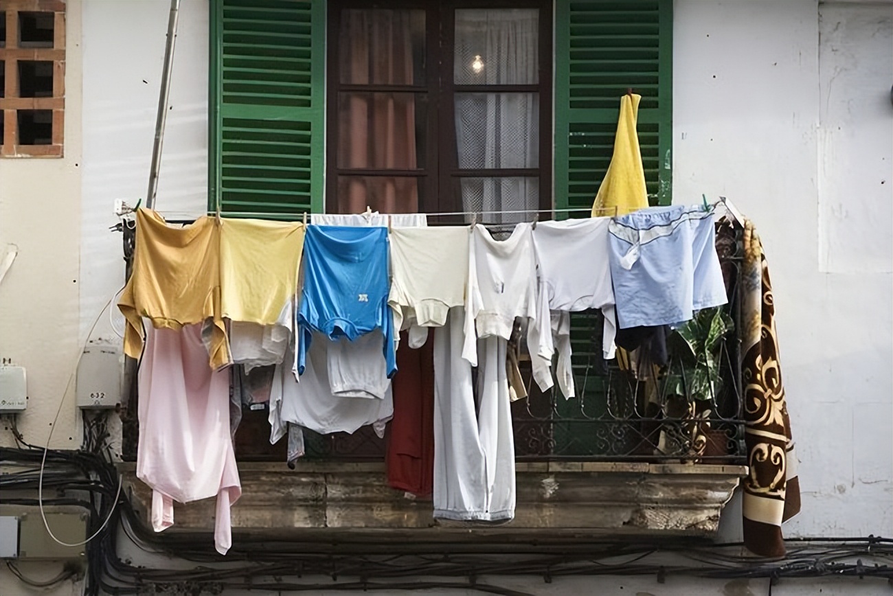 回南天衣服晾了一个星期终于臭了,阴雨天衣服晾不干小妙招