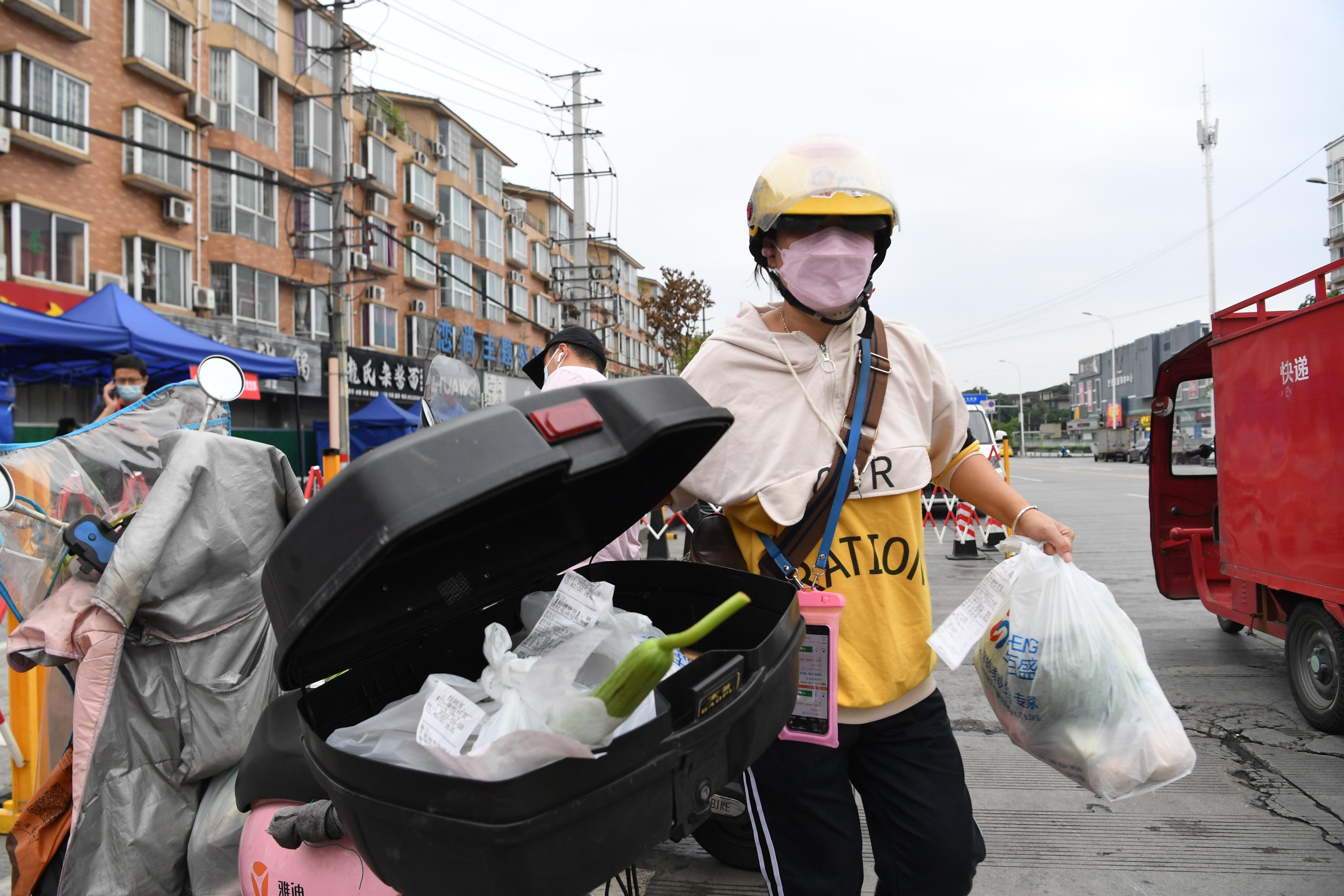 战疫•保障|记者现场打探：光明苑住户物资配送及时