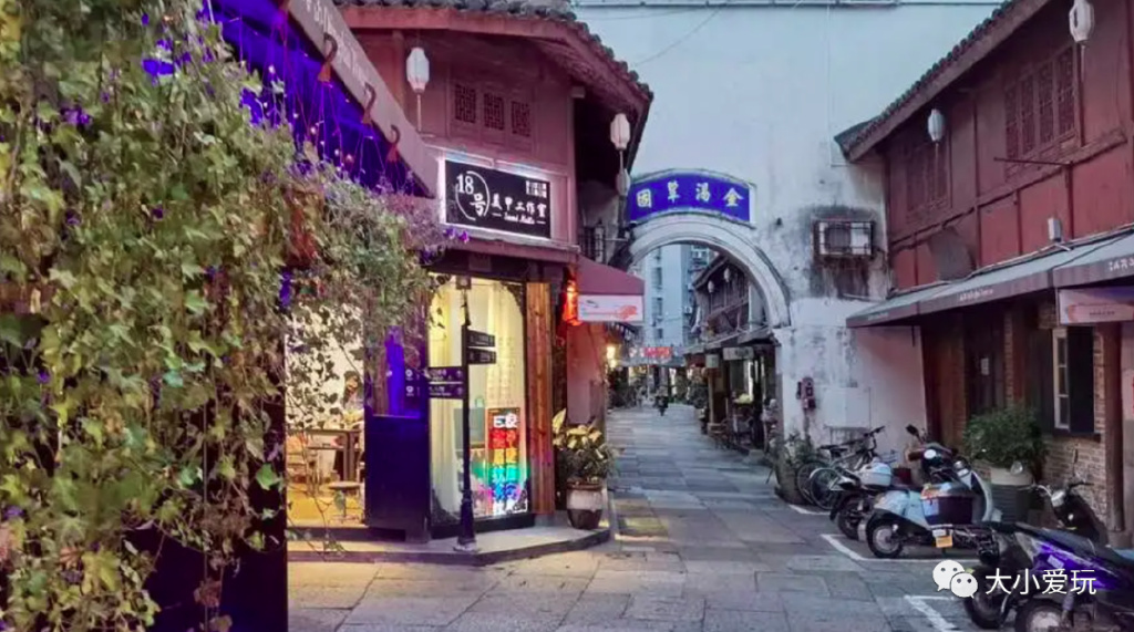 这座颜值逆天的“千岛之城”坐拥金沙白浪，还有机会偶遇荧光海哦