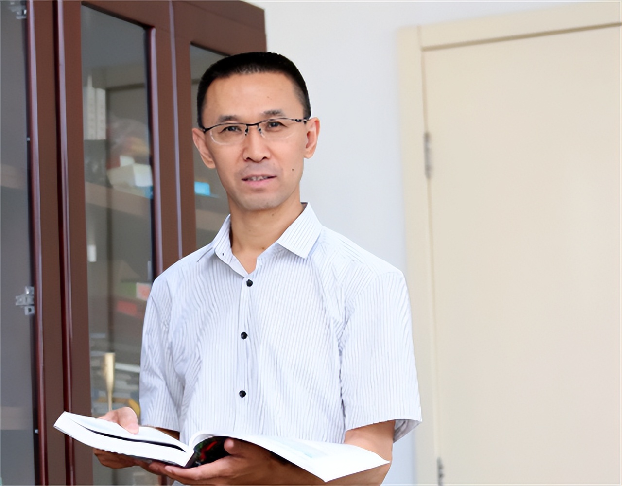 央视主持人海霞有几个儿女,央视主持人海霞大学演讲