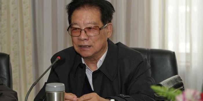 他是*警武**第四任司令员，63岁升中将，66岁受部下犯罪牵连被免职