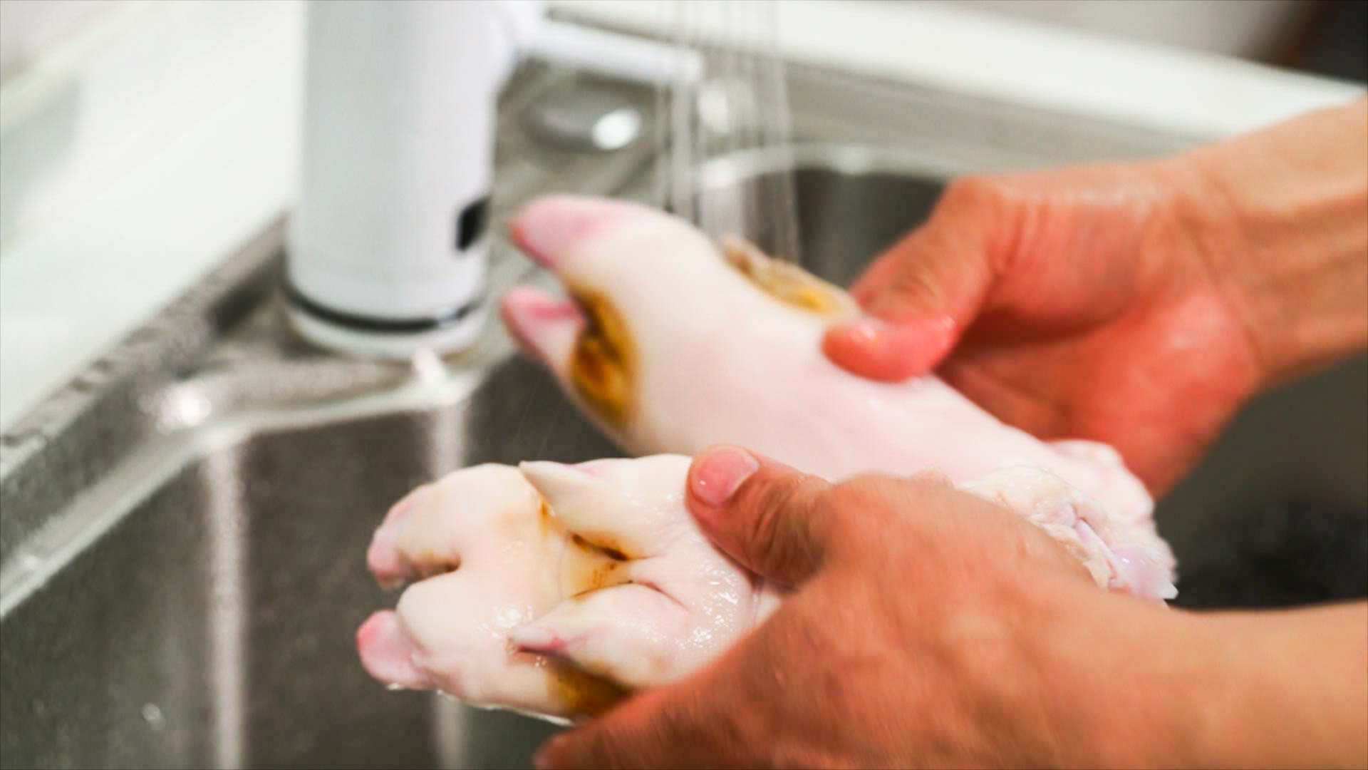 卤猪蹄怎么做才q弹劲道好吃,怎样卤猪蹄又香又软糯