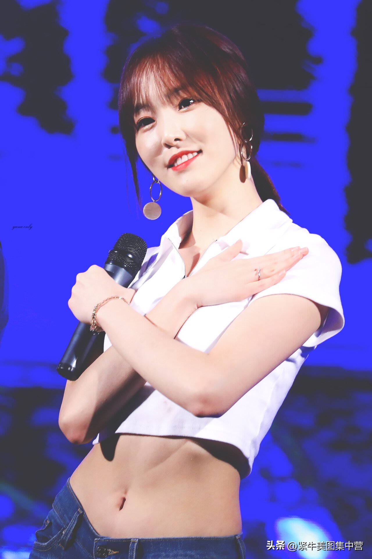 崔裕娜,Yuju紧身牛仔裤美图