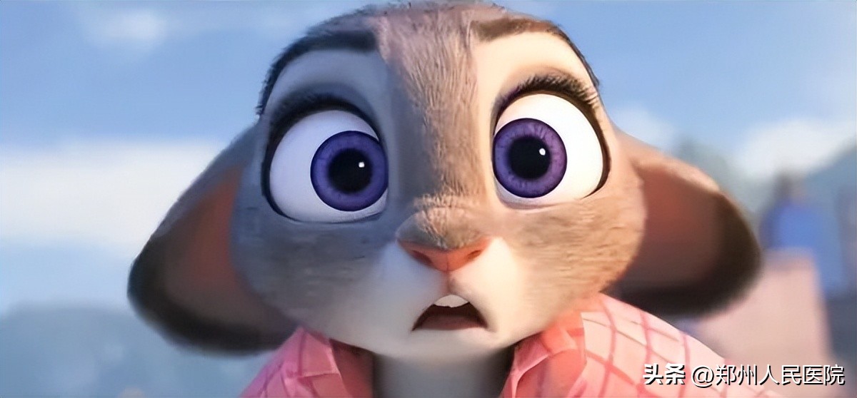 眼球突出恐怖图,眼球上长黄色凸起物怎么回事