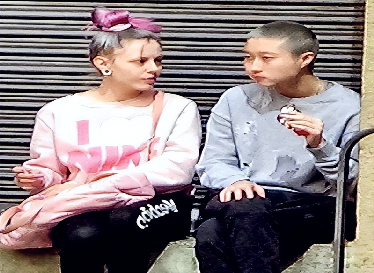 同样是成龙基因，把林凤娇儿子和吴绮莉女儿一对比，差距就出来了