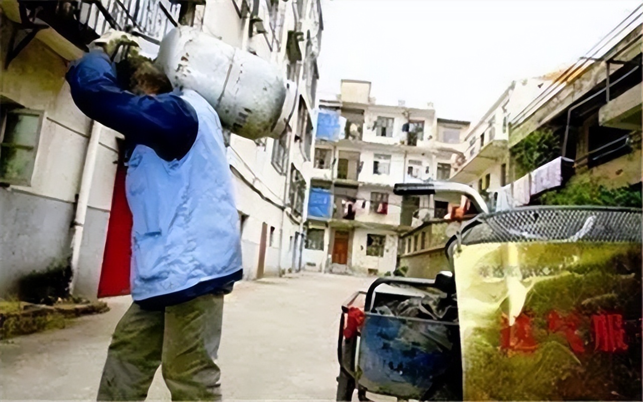 养父扛煤气罐培养女博士的原视频,养父扛煤气罐供成博士