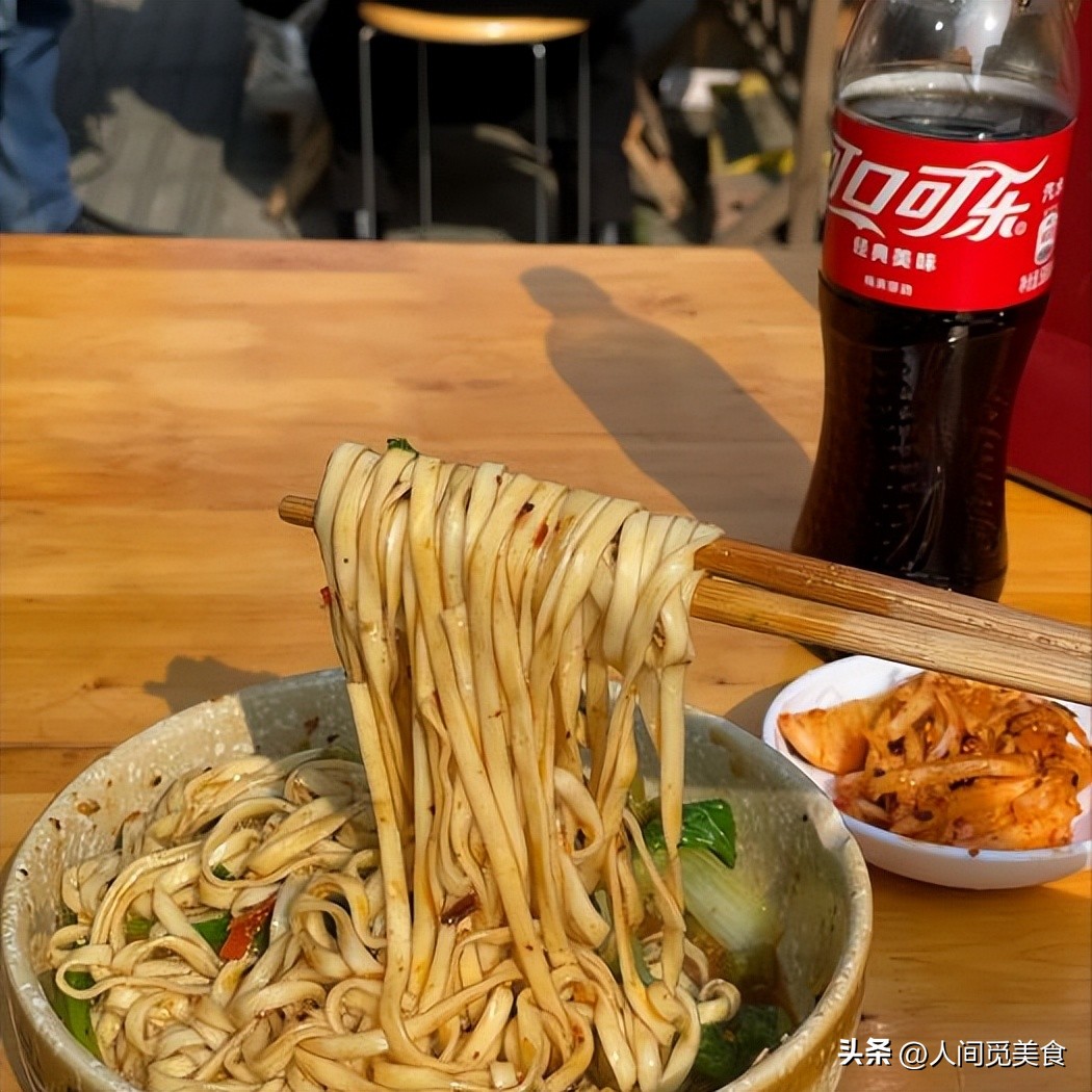 重庆小伙一碗面吃三个小时,重庆小伙一碗面吃了三个多小时