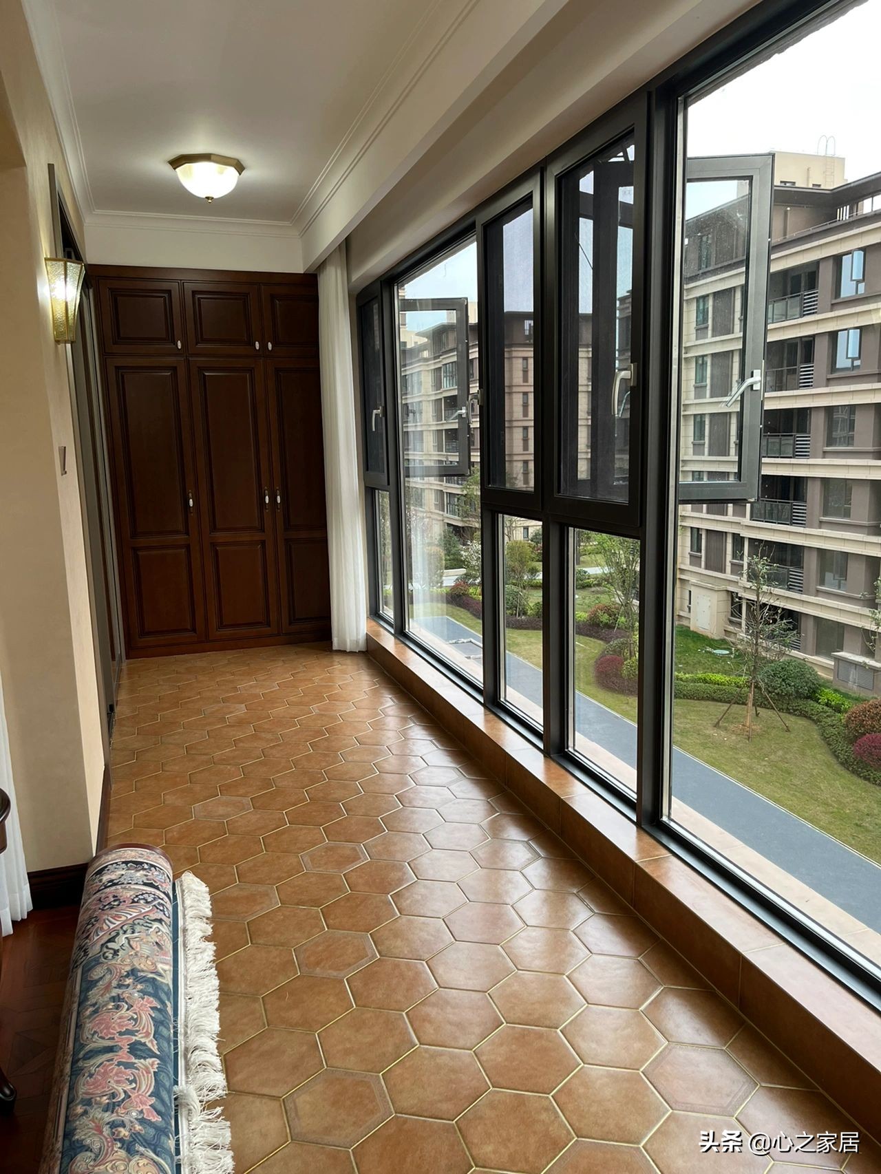 美式挑空栏杆装修效果图,美式装修风格过道全屋效果图