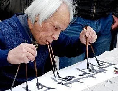 “写字杂耍”是“行为艺术”，还是对汉字的*渎亵**？